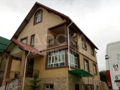 Продаю дом 15-ком., 300 кв.мкв. м., этаж-3, 12-сот., стена кирпич, г. Бишкек, жилмассив  «Ынтымак», ул. Дооронбека Садырбаева 387..