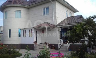 Продаю дом 7-комнатную 165кв. м., этаж-2, 4-сот., стена кирпич, Ахунбаева/Баха.