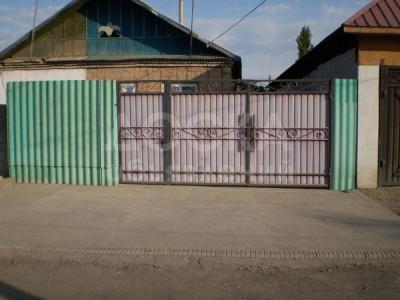 Продаю полдома 2-ком. 37кв. м., этаж-1, 3-сот., стена кирпич, с.Комсомольское.