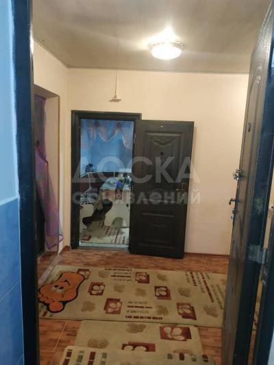 Продаю дом 4-ком. 100кв. м., этаж-1, 4-сот., стена кирпич, Продаю кирпичный  дом 4 комнаты + кухня,сан узел с ванной в доме, 100м2, газ, 3 фазы, участок  4 сотки, хоз постройки, Тоголок-Молдо Щербаково  .