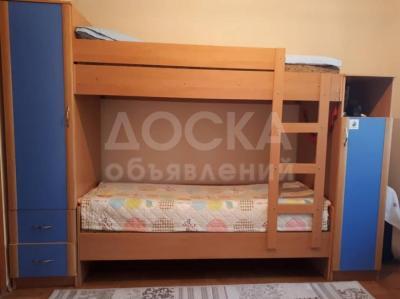 2-ярусная кровать с встроенными шкафами