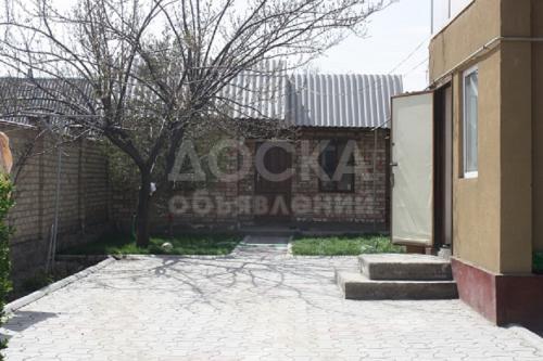 Продаю дом 4-ком., 78кв. м., этаж-1, 5-сот., стена кирпич, ак орго ул.таттыбубу 3303.