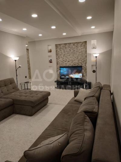 Продаю 5-комнатную квартиру, 130кв. м., этаж - 1/1, Боконбаева/Орозбекова.