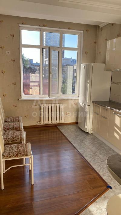 Продаю 2-комнатную квартиру, 70кв. м., этаж - 3/10, исанова сыдыкова.