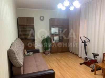 Продаю таунхаус 4-ком. 180кв. м., этаж-1, 3-сот., стена кирпич, Достук.