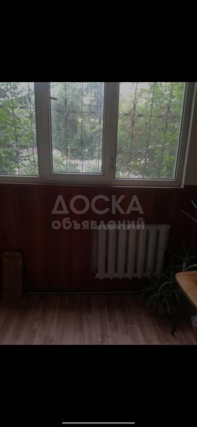 Продаю 1-комнатную квартиру, 33 кв. м., этаж - 1/4, 4 микрорайон.