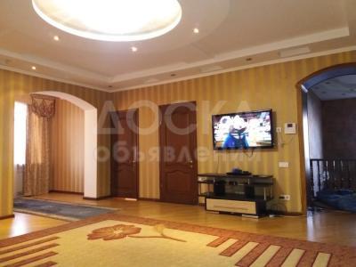 Продаю дом 9-ком., 300 кв.м.кв. м., этаж-2, 8-сот., стена кирпич, ул. Тыналиева / ул. Он-Арча.