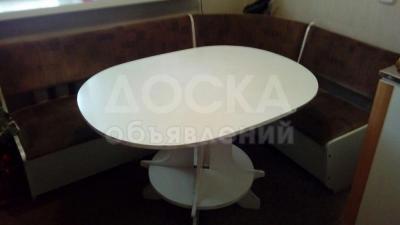 Разное для дома и офиса: кухонный уголок, стол, стулья, шторы, радиотелефон, стенд и прочее (внутри)