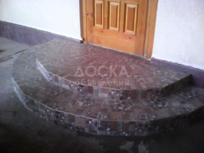 Стелю ламинат,линолеум,ложу кафель на пол.