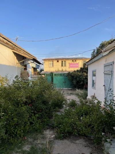 Продаю полдома в г. Чолпон - Ата по улице Горького, ниже трассы ( со стороны озера ).