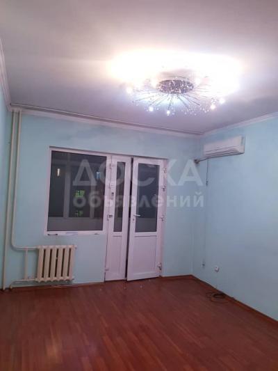 Продаю квартиру 3-ком., 63кв. м., этаж - 4/5, 10 мкр..