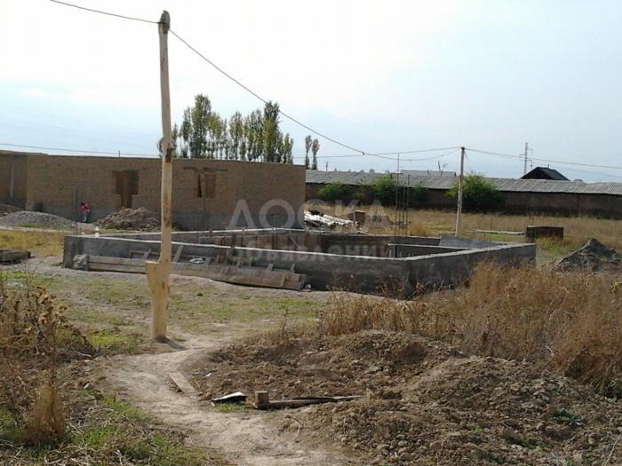 Продаю участок под строительство, 5 соток с высоким фундаментом. Район рынка кудайберген. конечная маршруток 164, 264,