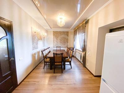 Продаю дом 6-ком. 266кв. м., этаж-3, 5-сот., стена кирпич, Район ж/м Алтын-Ордо.