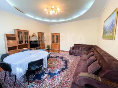 Продаю дом 7-ком. 200кв. м., этаж-2, 4.5-сот., стена кирпич, Ахунбаева/Кропоткина.