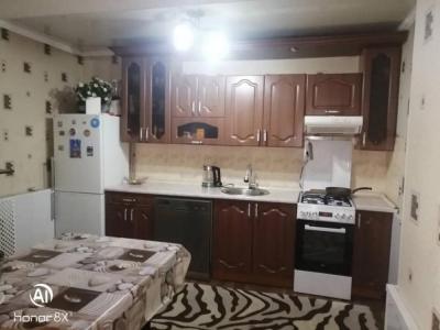 Продаю 3х комнатный дом
п. Манас от города 20 минут езды.
Отличный район, в двухшаговой доступности школа, садик, больница, супермаркет, улица асфольтирована.
Дом в отличном состоянии, ремонт не требуеться . Так же имееться гараж, хозпостройки, углярка, д