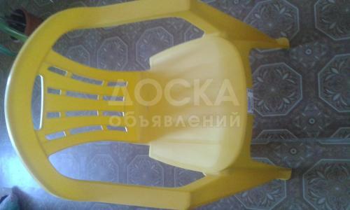 Продаю пластмассовые стулья для дачи