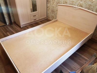 Продаю кровать полуторку с матрасом