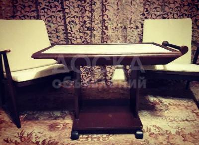 продаю комплектом кресла и журнальный столик на колесиках, дерево, ручная работа. +996554002783