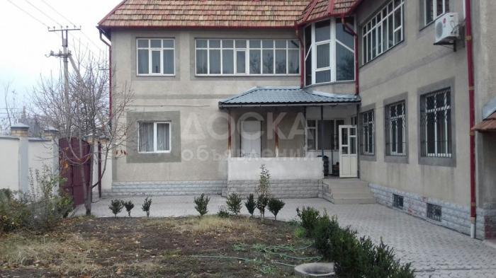 Продаю дом, 8-ком., 300кв. м., этаж-2, 4-сот., стена кирпич, Бишкек,