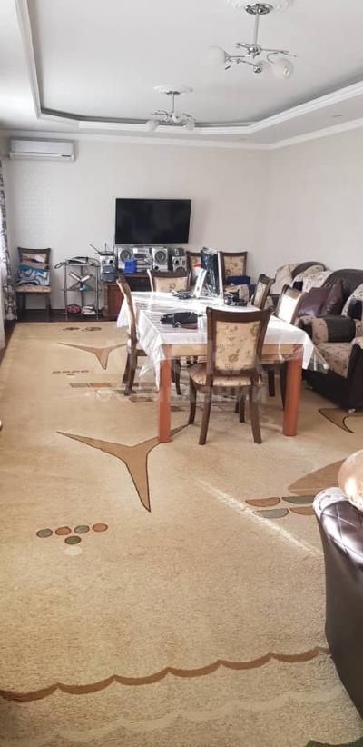 Продаю дом 4-ком. 200кв. м., этаж-1, 10-сот., стена кирпич, Бишкек.