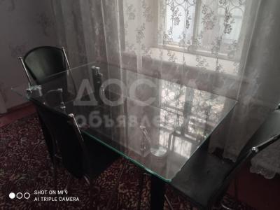Продаю стеклянный стол и стулья