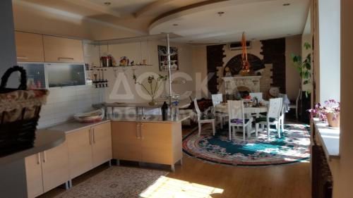 Продаю дом 10-ком., 320кв. м., этаж-2, 9-сот., стена кирпич, Китайское посольство.