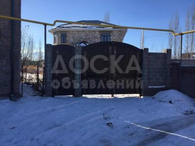 Продаю дом 6-комнатную 240кв. м., этаж-2, 8-сот., стена кирпич, Куюкова №244.