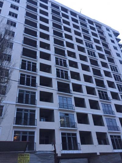 Продаю  3 х ком. кв., Элитка 101 м2, 13/15  под самоотделку,витражные окна ,2 сан узла, солнечная сторона. 650$ за 1 м2  Боконбаева- Калык- Акиева  0556 448884