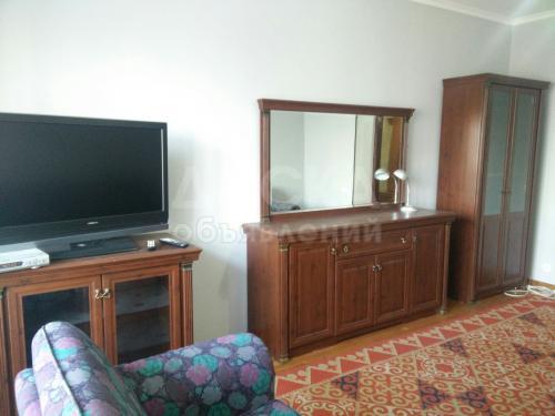 Продаю квартиру 4-ком., 84кв. м., этаж - 2/4, ул. Тоголока Молдо, р-н Стадиона Спартак.