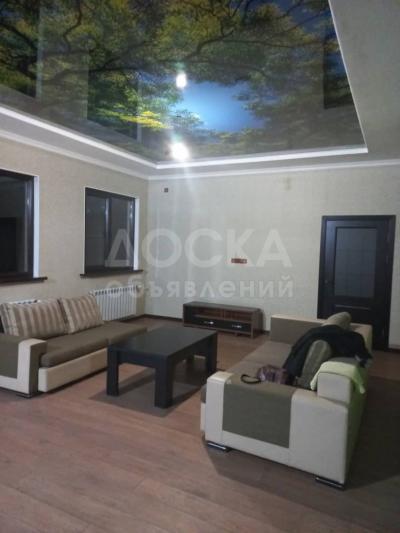 Продаю дом 10-ком. 400кв. м., этаж-2, 4.5-сот., стена кирпич, р-он Манаса/Куренкеева.