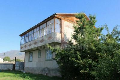 Продаю дом 8-ком. 220кв. м., этаж-2, 8-сот., стена кирпич, 2 микрорайон ул. Алмакучукова 7а.