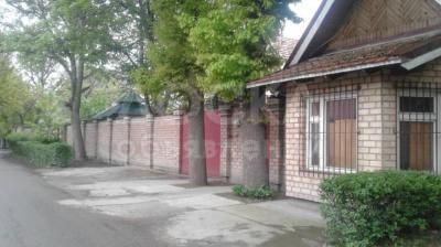 Продаю дом 6-ком. 300кв. м., этаж-3, 10-сот., стена кирпич, Ленинградская/Исанова.