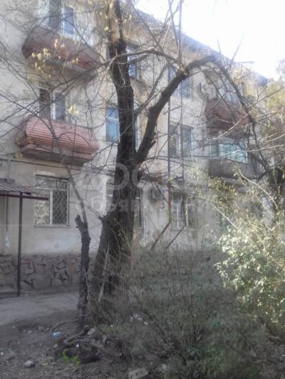 Продаю 2-комнатную квартиру, 43кв. м., этаж - 2/3, Манаса - Боконбаева.