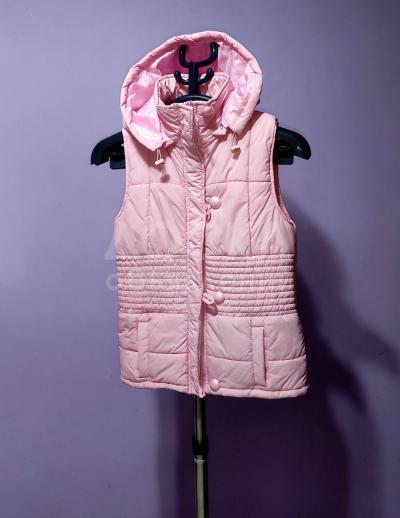 Жилетка со съёмным капюшоном