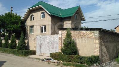 Продаю дом 7-ком., 195кв. м., этаж-3, 4.5-сот., стена кирпич, ж/м Колмо, ул Достук 72.