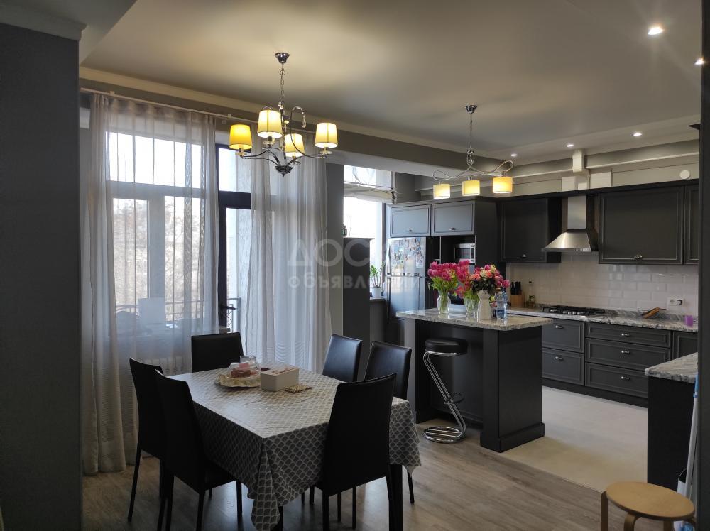 Продаю 4-х комнатную квартиру 125 м2 . 
С дизайнерским ремонтом и мебелью .
Два полноценных сан узла (Душевая и Ванная) .
Центр города. 
ул. Боконбаева / ул. Уметалиева 
Цена 292 тысяч долларов США.