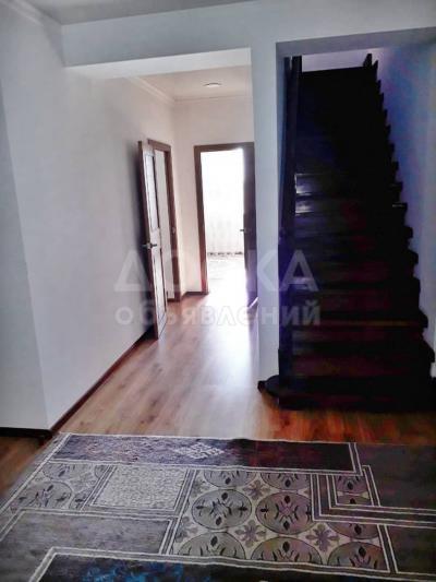 Продаю квартиру 4-ком., 130кв. м., этаж - 5/6, Чапаева/Ахунбаева.