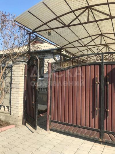 Продаю дом 4-комнатную 82,5кв. м., этаж-1, 5-сот., стена кирпич, ж/м Ак-Босого ( вниз по Т. Молдо).