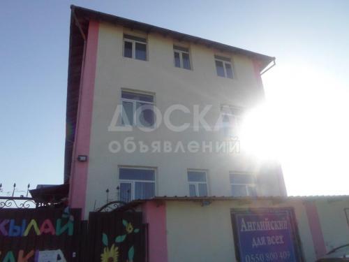 Продаю дом 22-ком., 1082кв. м., этаж-3, 600-сот., стена кирпич, ж/м Дордой, ул. Дордой-Аул-12, д.7.