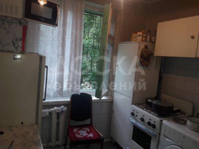 Продаю 2-комнатную квартиру, 43кв. м., этаж - 2/5,  Боконбаева 251 (пересекает Бейшеналиева). .