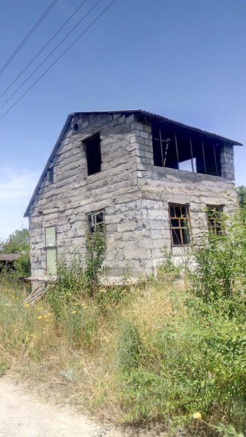 Продаю дачу 3-ком., 56кв. м., этаж-2, 5-сот., стена шлакоблок, г.Кант дачи учителей.