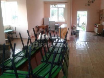 Продаю дом 6-ком., 212кв. м., этаж-2, 8-сот., стена кирпич, центр г. Чолпон-Ата, ул. им. Ахунбаева Исы.