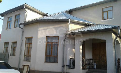 Продаю дом 10-ком., 240кв. м., этаж-2, 12-сот., стена кирпич, Город Ощ , резиденция 5 улица пересекает с улицей Ленина.