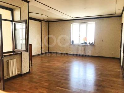 Продаю 4-комнатную квартиру, 200кв. м., этаж - 8/9, 5 микрорайон.