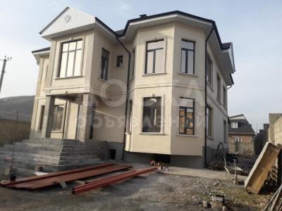 Продаю дом 5-ком. 420кв. м., этаж-3, 8-сот., стена кирпич, Октябрьский район, ул. Кыял 20а.