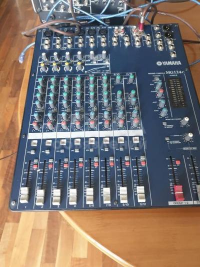 Yamaha MG124c mixixng console - усилитель. Продаю СРОЧНО!

!!Торг возможен!!!
