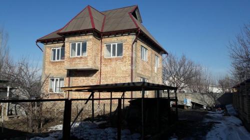 Продаю дом 6-ком., 200кв. м., этаж-2, стена кирпич, недалеко от ул. баха.