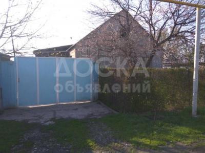 Продаю дом 4-комнатную 110кв. м., этаж-1, 20-сот., стена кирпич, Аламудунский район, с. Садовое, Учхозская, д.46.