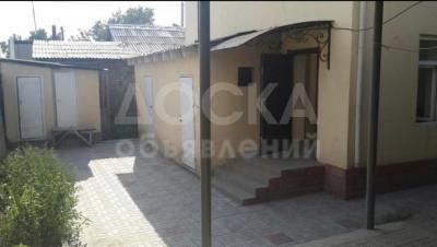 Продаю дом 12-ком. 255кв. м., этаж-2, 2-сот., стена кирпич, Бишкек.