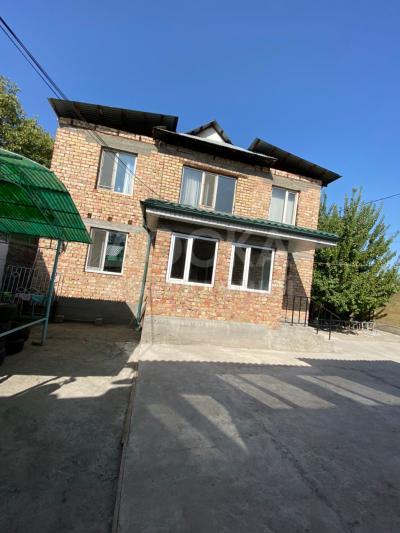 Продаю дом 8-ком. 180кв. м., этаж-2, 5-сот., стена кирпич, Щербакова 51.